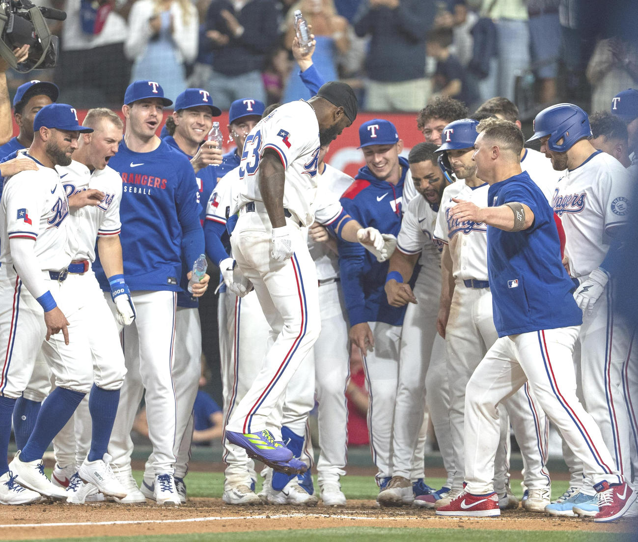 ドジャース戦の9回裏、サヨナラ本塁打を放ち、ホームインするレンジャーズ・ガルシア（中央）（AP）
