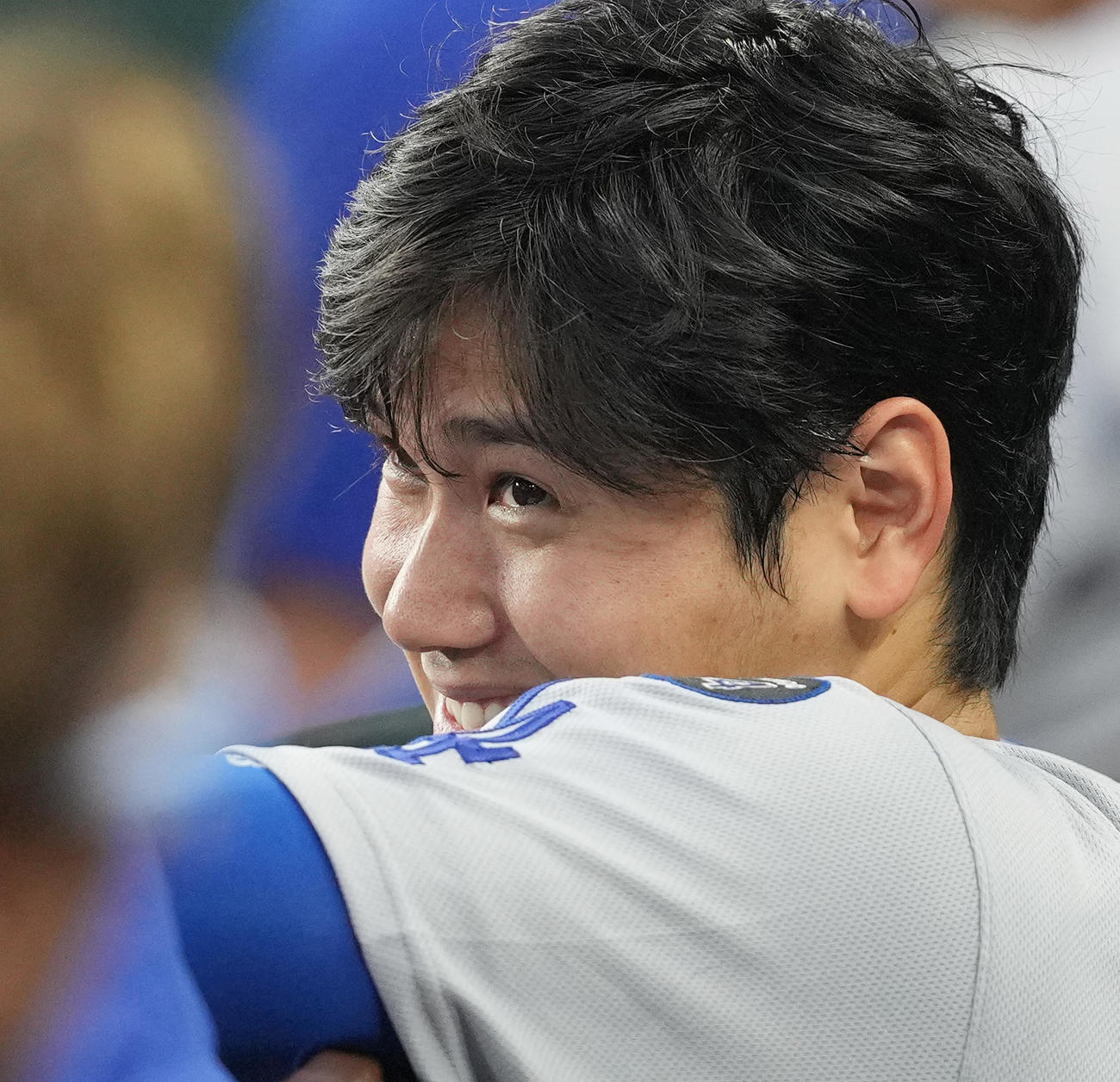 レンジャーズ対ドジャース　試合中、ベンチで笑顔を見せるドジャース大谷（撮影・菅敏）