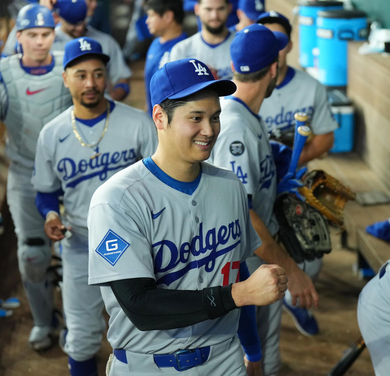 レンジャーズ対ドジャース　レンジャーズに勝利し、笑顔で引き揚げるドジャース大谷（撮影・菅敏）