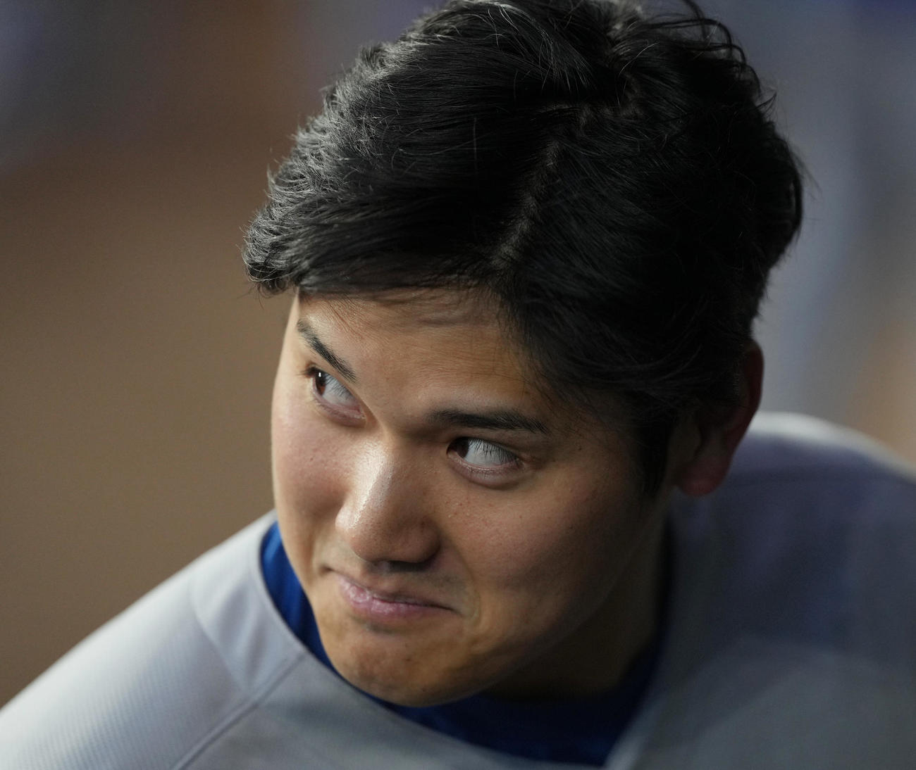 レンジャーズ対ドジャース　試合中、ベンチでナインと話すドジャース大谷（撮影・菅敏）