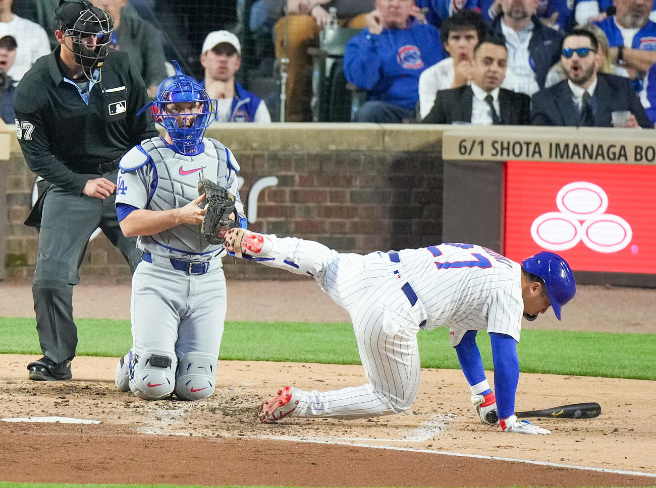 カブス対ドジャース　2回裏カブス無死一、三塁、内角高めのボールを避ける鈴木（撮影・菅敏）