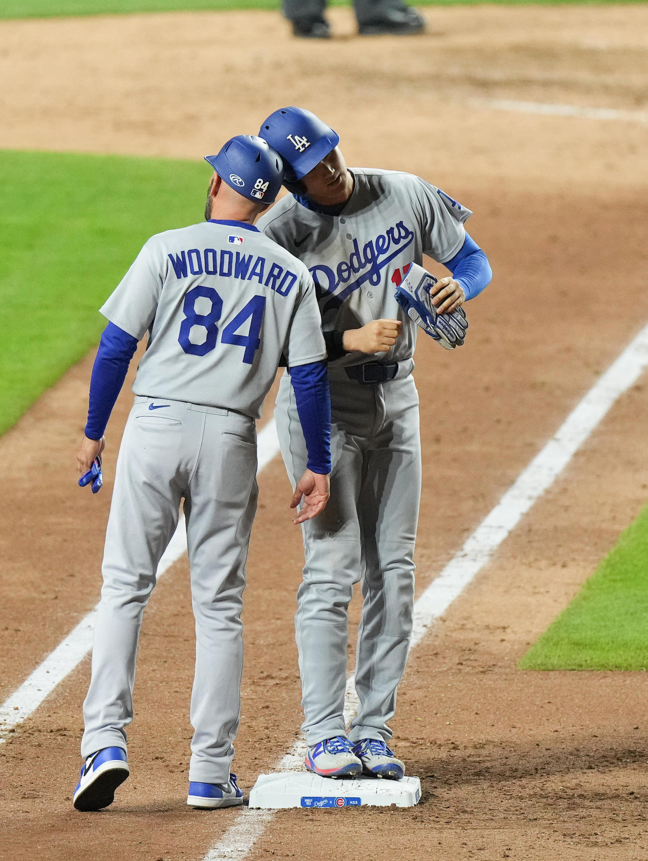 カブス対ドジャース　7回表ドジャース無死一塁、四球を選び、一塁走塁コーチ（左）とヘッドバンプをする大谷（撮影・菅敏）