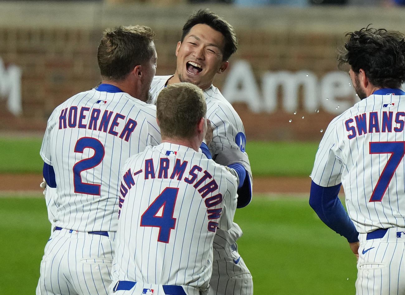 カブス対ドジャース　10回裏カブス無死二塁、イアン・ハップのサヨナラの適時打で勝利し、歓喜の輪で笑顔を見せる鈴木（中央）（撮影・菅敏）