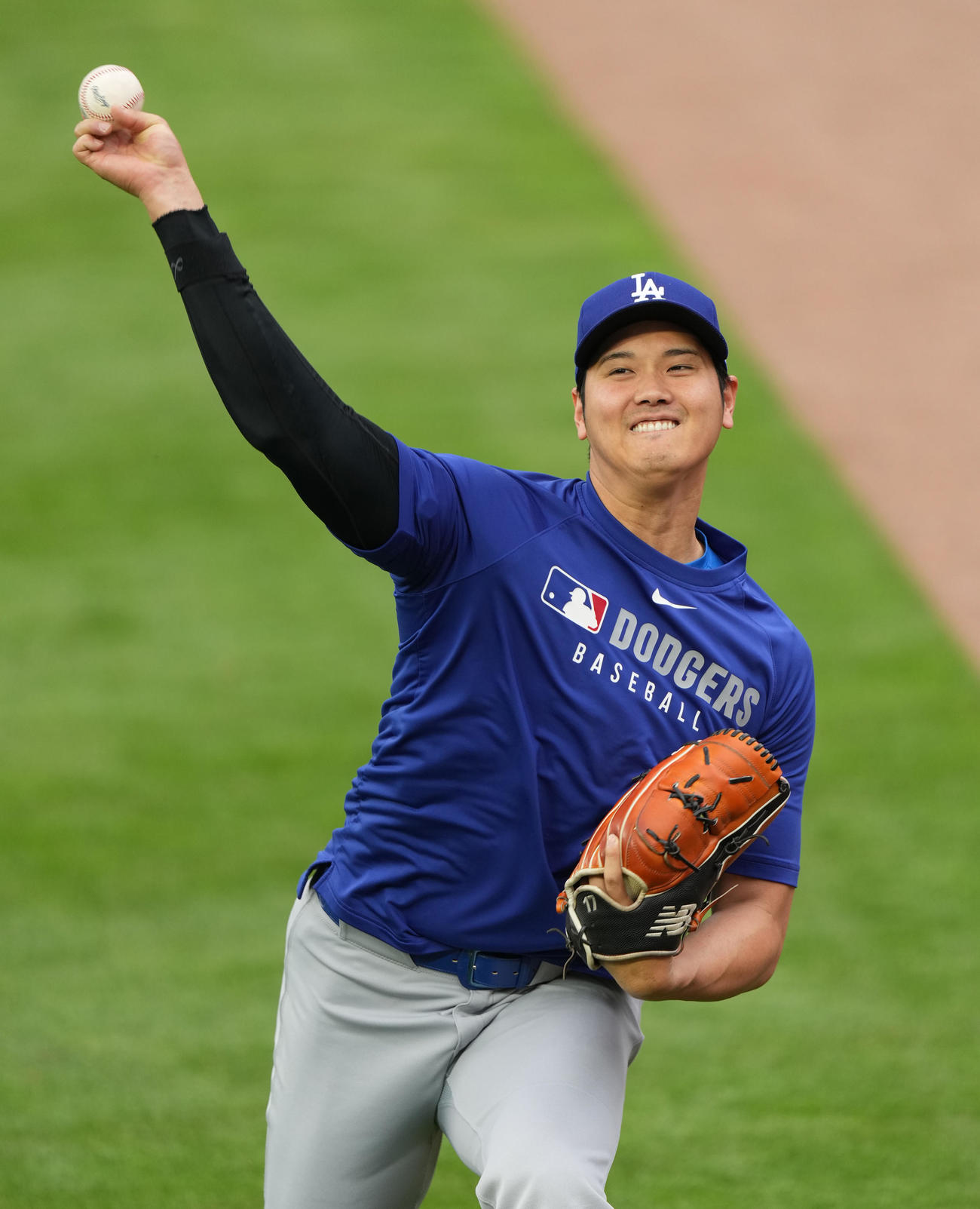 カブス対ドジャース　試合前、T・ヘルナンデスとキャッチボールをするドジャース大谷（撮影・菅敏）