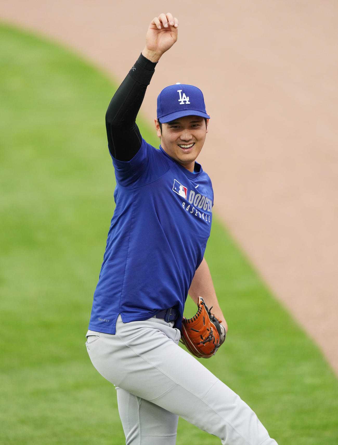 カブス対ドジャース　試合前、T・ヘルナンデスとキャッチボールをするドジャース大谷（撮影・菅敏）