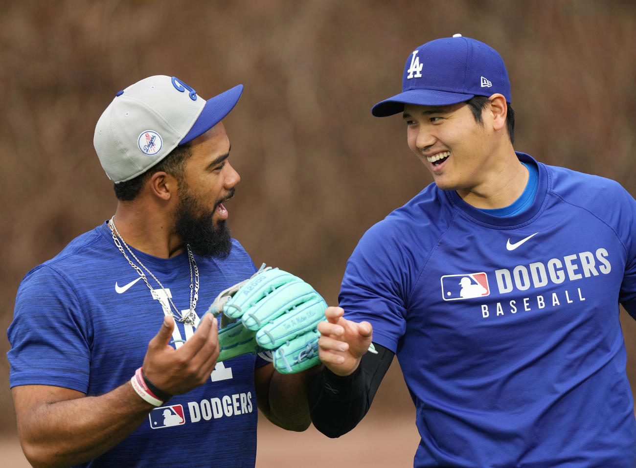 カブス対ドジャース　試合前、T・ヘルナンデス（左）と話すドジャース大谷（撮影・菅敏）