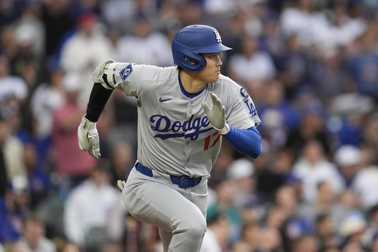 ドジャース大谷翔平はカブス戦の第1打席、内野ゴロを放つと1塁に向かって全力疾走（AP)