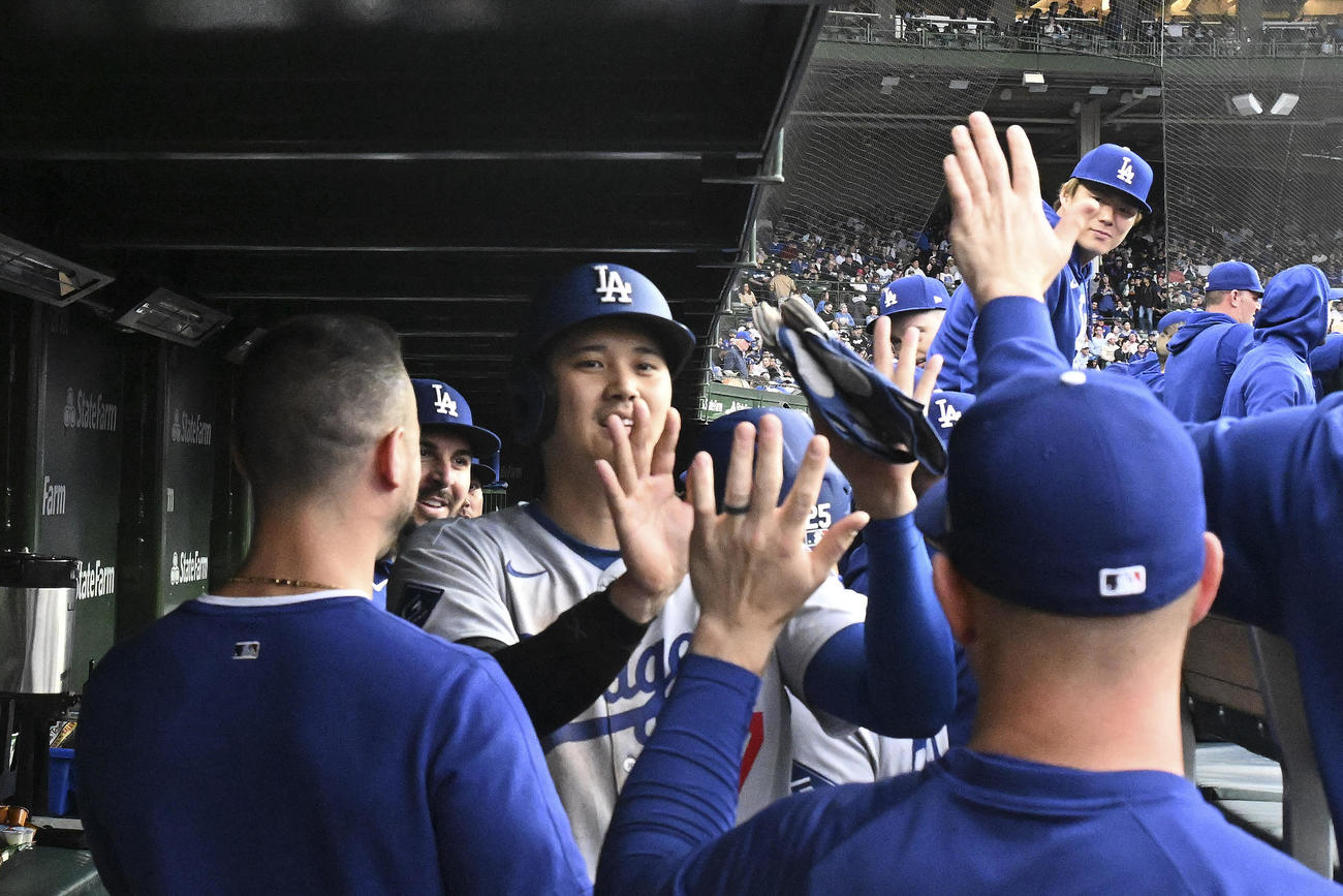 ドジャース大谷翔平は1回表、エドマンの3ランで得点してベンチに戻ると同僚から祝福を受けた（ロイター）