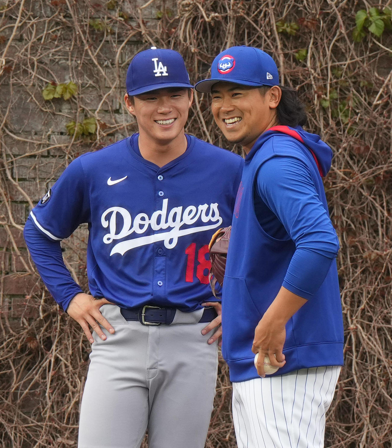 カブス対ドジャース　試合前、カブス今永（右）と話すドジャース山本（撮影・菅敏）