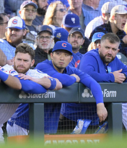 ドジャース戦で先発を外れ、試合を見つめるカブス・鈴木（中央）＝シカゴ（共同）