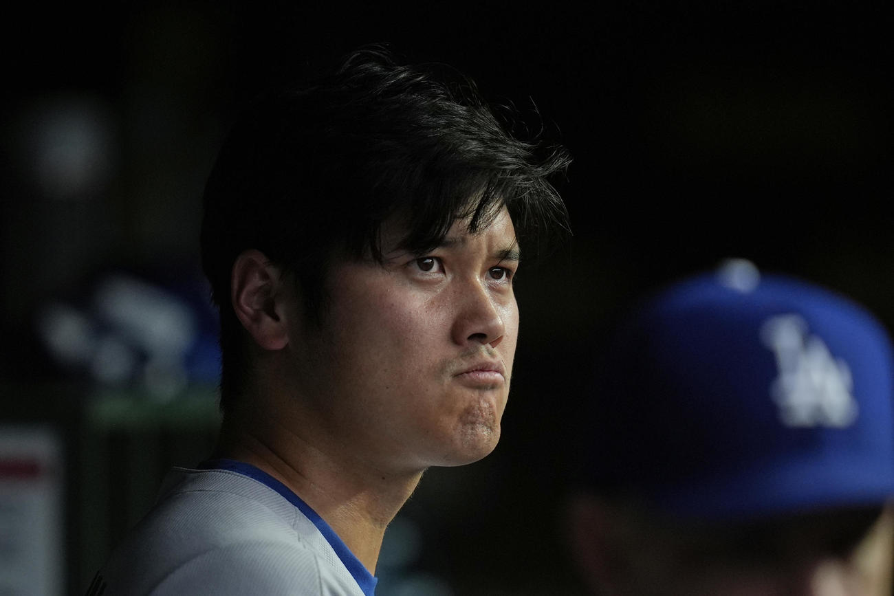 ドジャース大谷翔平はカブス戦の1回表、エドマンの3ランで生還後、ベンチから戦況を見守った（AP)
