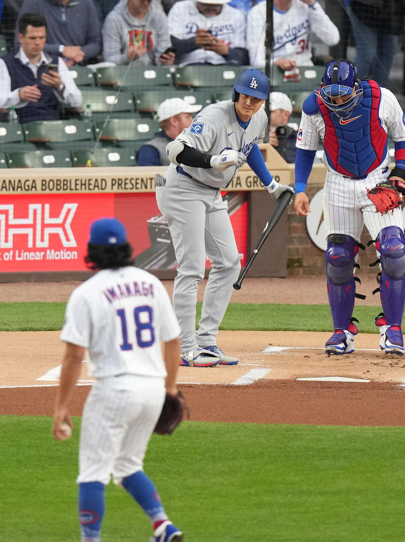 カブス対ドジャース　1回表ドジャース無死、打席に入り、投手今永(手前）にあいさつする大谷（撮影・菅敏）