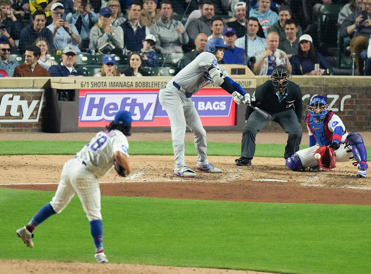 カブス対ドジャース　5回表ドジャース無死、空振りの三振に倒れる大谷。投手今永