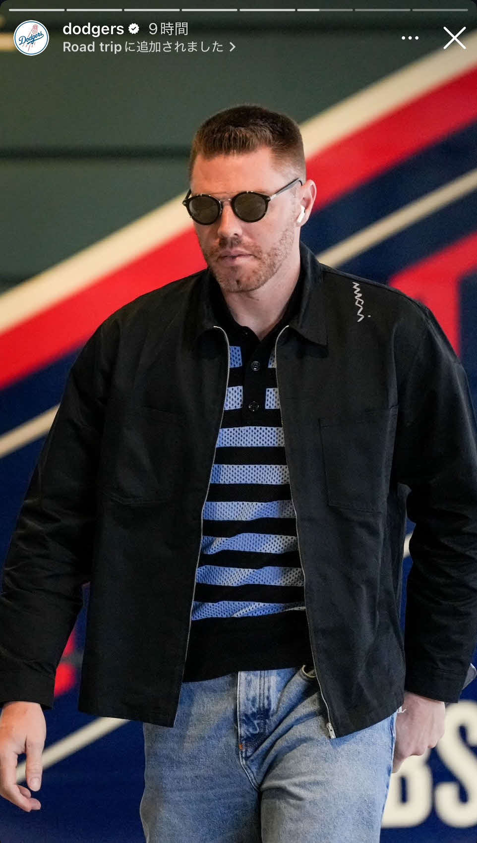 ドジャースの選手たちと一緒に私服姿で移動するフリーマン（ドジャースのインスタグラムから）