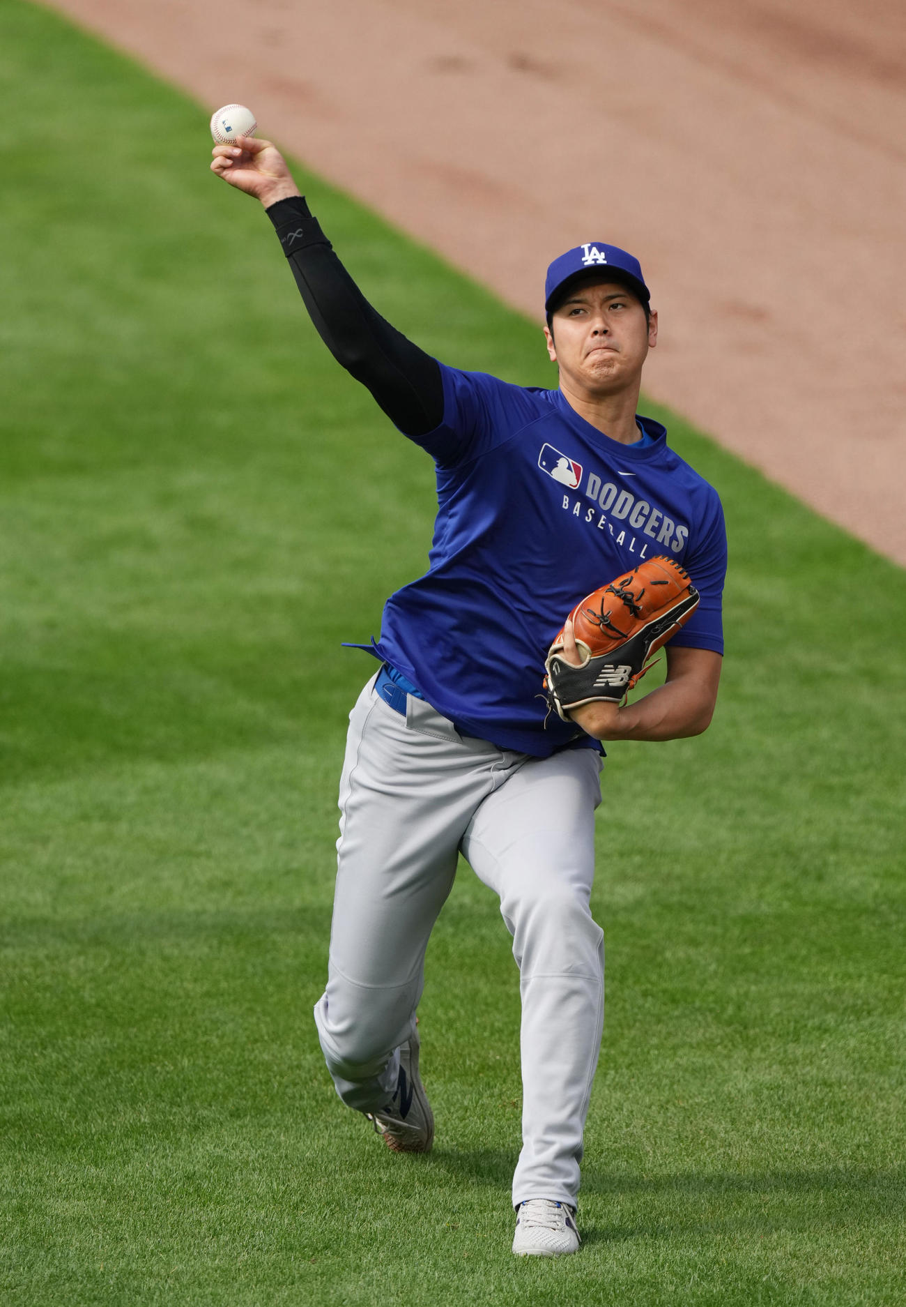 カブス対ドジャース　試合前、キャッチボールで調整するドジャース大谷（撮影・菅敏）