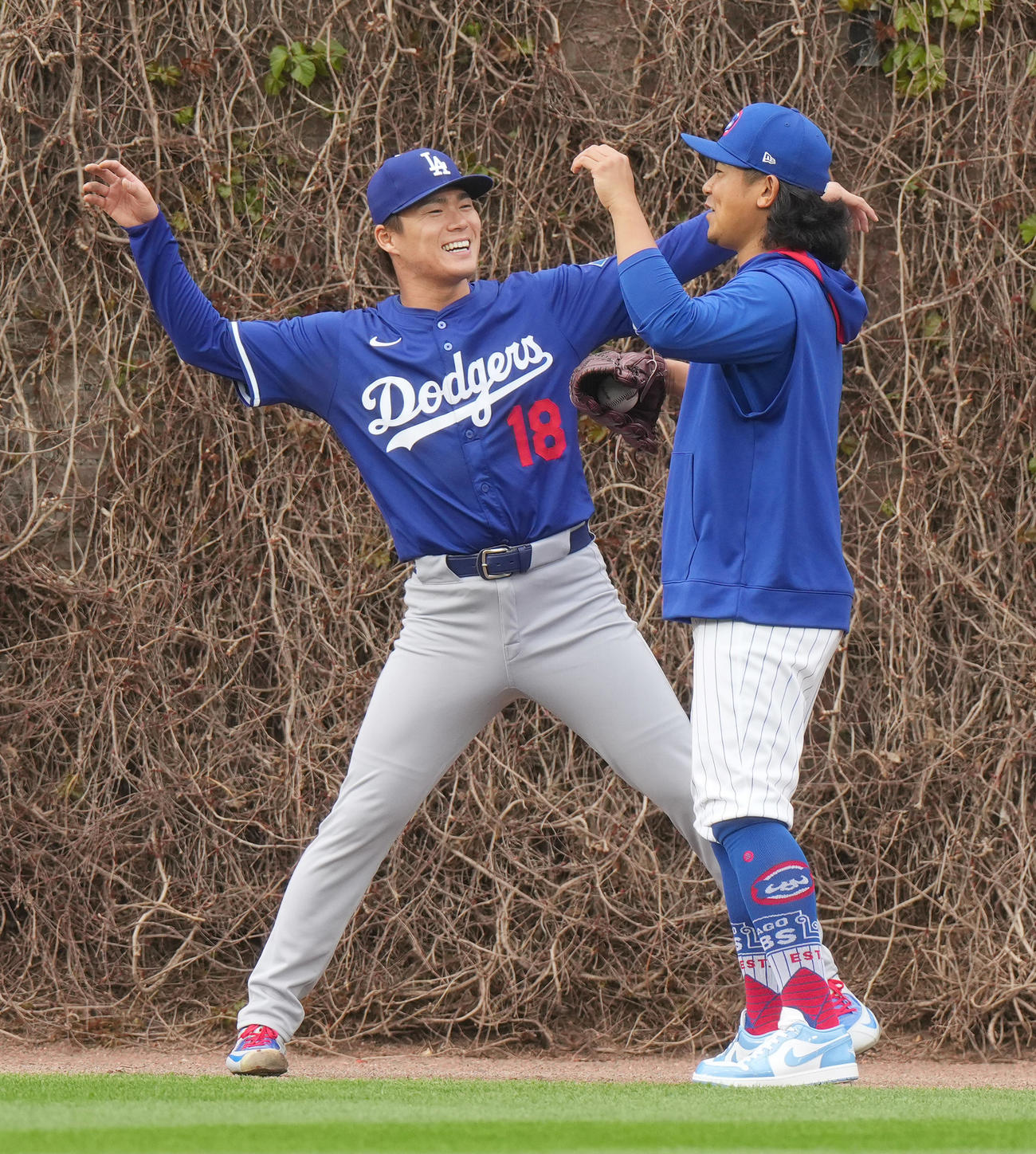 カブス対ドジャース　試合前、カブス今永（右）と話すドジャース山本（撮影・菅敏）