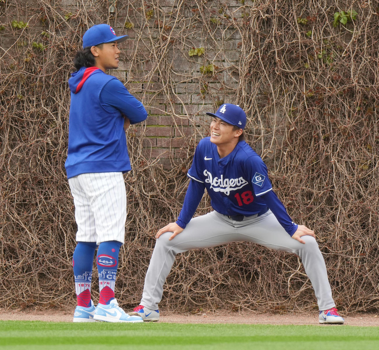 カブス対ドジャース　試合前、カブス今永（左）と話すドジャース山本（撮影・菅敏）