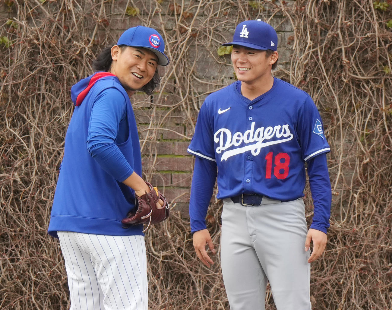 カブス対ドジャース　試合前、カブス今永（左）と話すドジャース山本（撮影・菅敏）