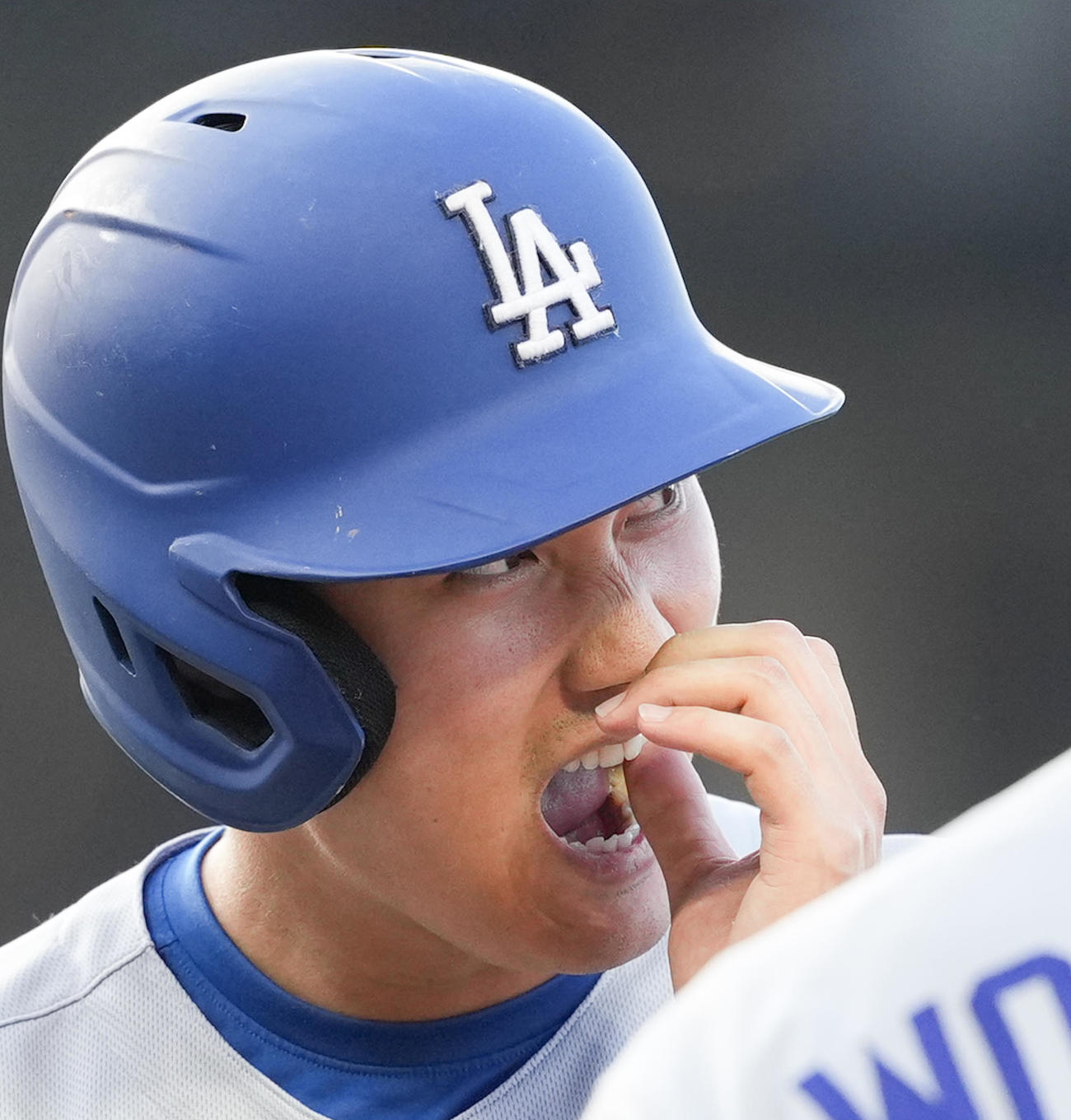 カブス対ドジャース　3回表ドジャース1死一、二塁、右前打を放ち、塁上で指をなめる大谷（撮影・菅敏）