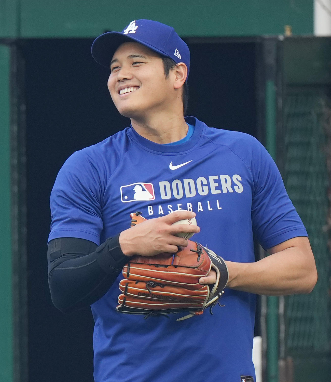 カブス対ドジャース　試合前、笑顔でキャッチボールで調整するドジャース大谷（撮影・菅敏）