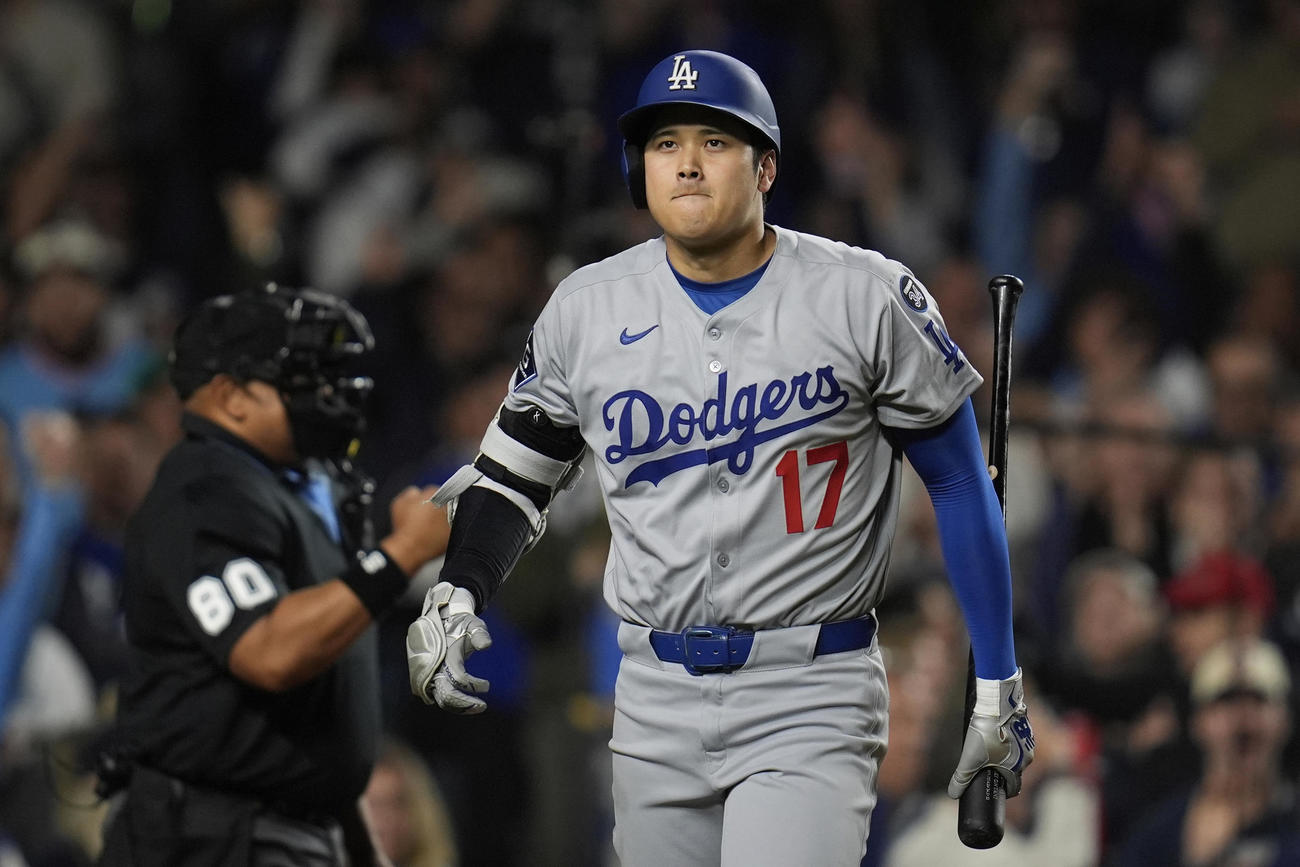 ドジャース大谷翔平はカブス戦9回表の第5打席、三振に終わると悔しそうな表情を見せた（AP)