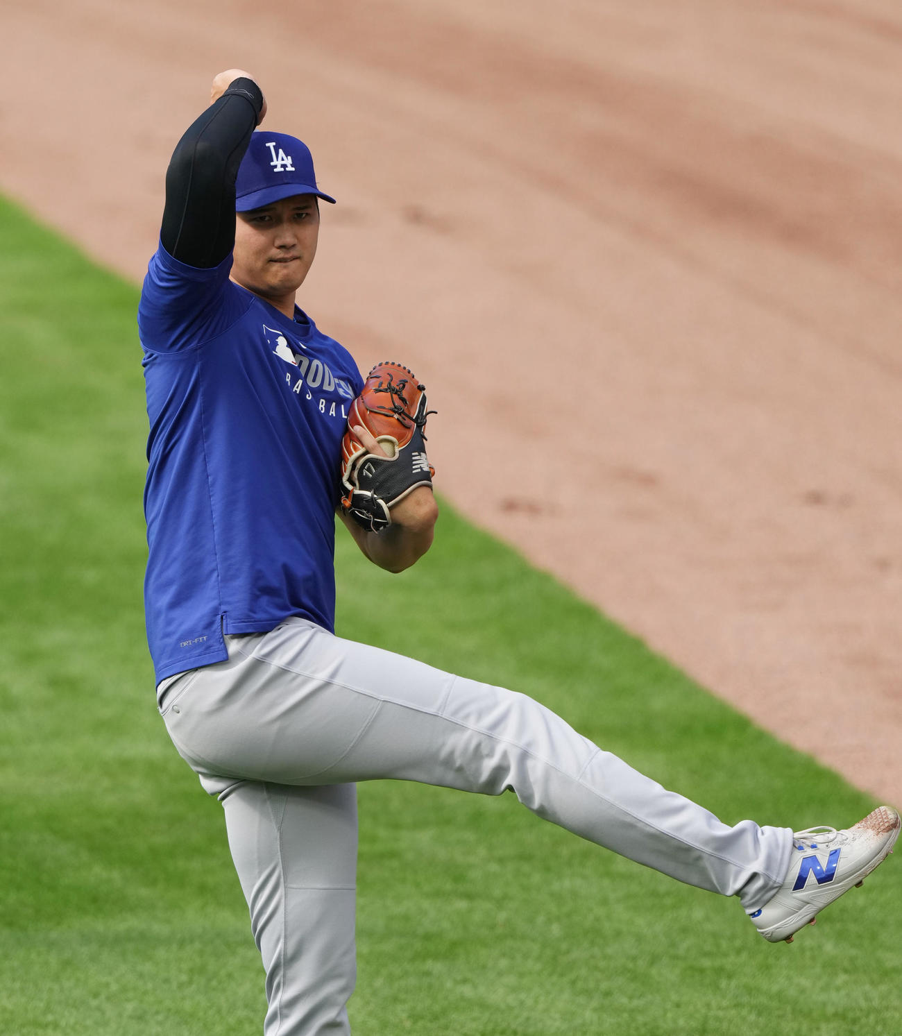 カブス対ドジャース　試合前、キャッチボールで調整するドジャース大谷（撮影・菅敏）