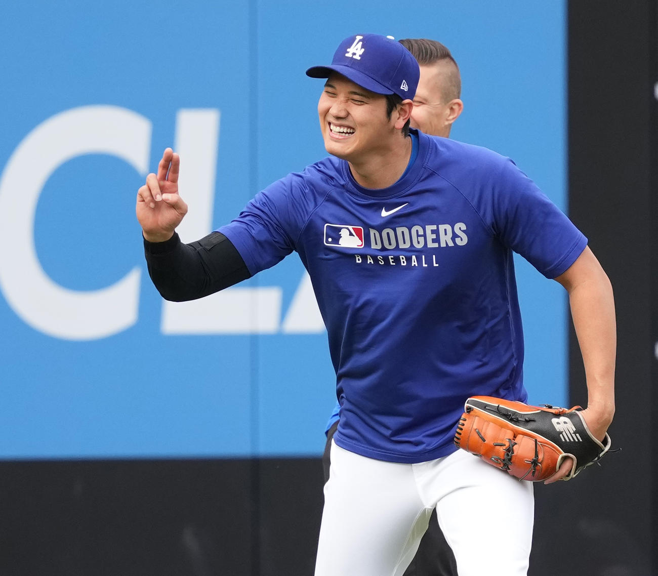 ドジャース対パイレーツ　試合前、笑顔でキャッチボールをするドジャース大谷（撮影・菅敏）