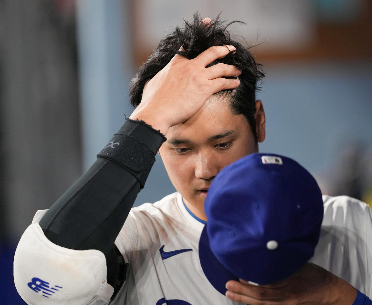 ドジャース対パイレーツ　試合中、ベンチで浮かない表情を見せるドジャース大谷（撮影・菅敏）