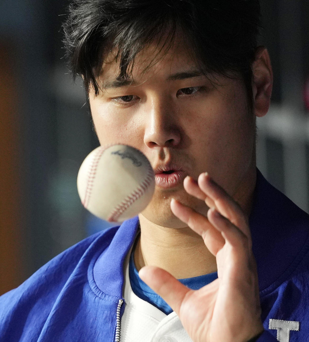ドジャース対パイレーツ　試合中、ベンチでボールを見つめるドジャース大谷（撮影・菅敏）