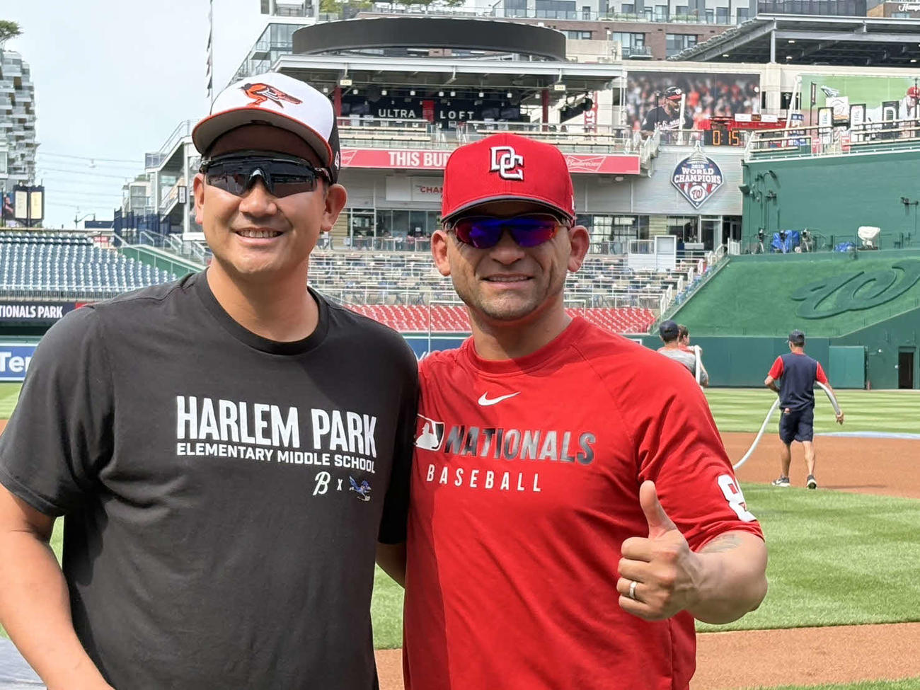 試合前練習で再会したオリオールズ菅野とナショナルズ・パーラコーチ