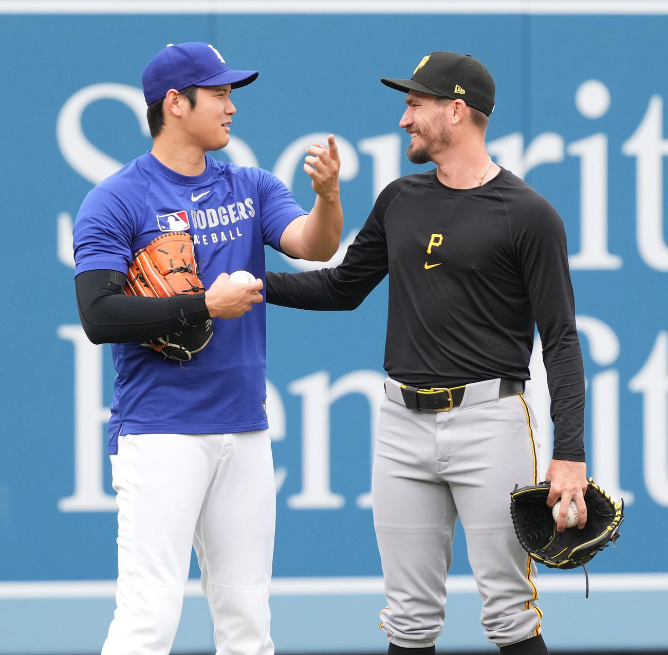 ドジャース対パイレーツ　試合前、エンゼルス時代で同僚だったパイレーツ・ヒーニー（右）と話すドジャース大谷（撮影・菅敏）