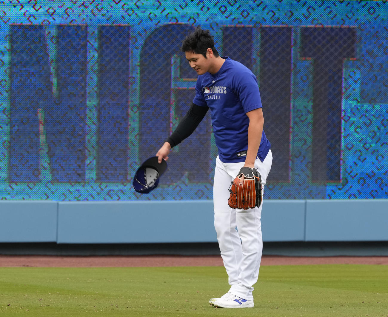 ドジャース対パイレーツ　試合前、キャッチボールで投げたボールがスタンドに入り、頭を下げるドジャース大谷（撮影・菅敏）