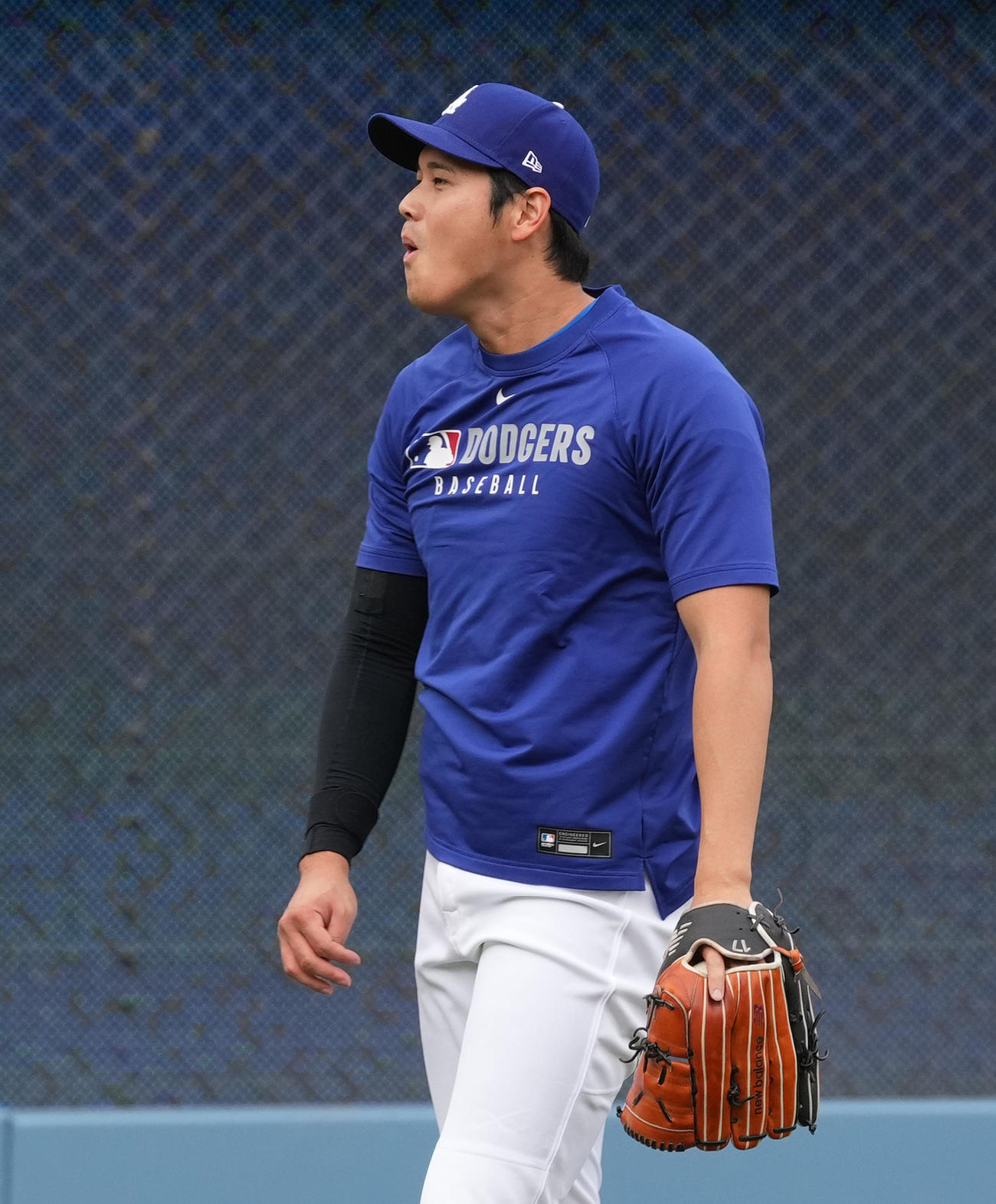 ドジャース対パイレーツ　試合前、キャッチボールで投げたボールがスタンドに入り、驚くドジャース大谷（撮影・菅敏）