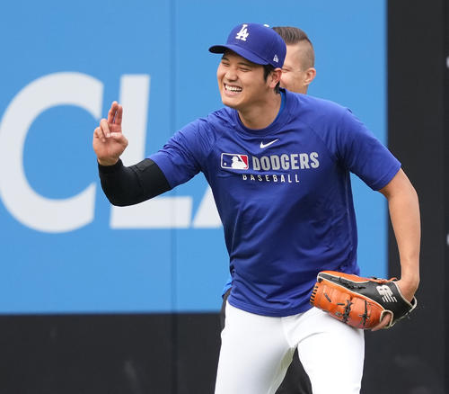大谷翔平がエンゼルス時代の仲良し左腕とハグ 長女誕生に「うれしく