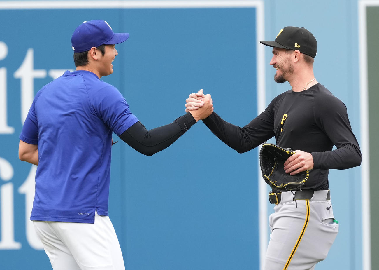 ドジャース対パイレーツ　試合前、エンゼルス時代で同僚だったパイレーツ・ヒーニー（右）と握手をするドジャース大谷（撮影・菅敏）