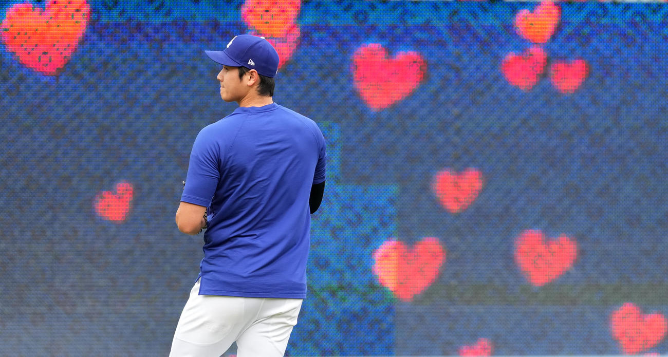 ドジャース対パイレーツ　試合前、キャッチボールをするドジャース大谷（撮影・菅敏）