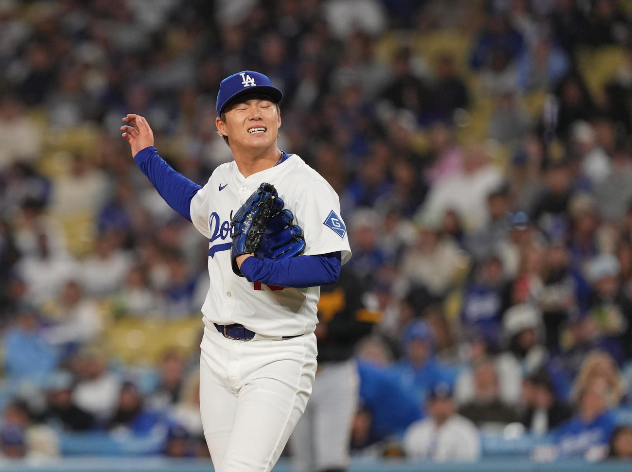 ドジャース対パイレーツ　3回、投球の合間に厳しい表情を見せるドジャース山本（撮影・菅敏）