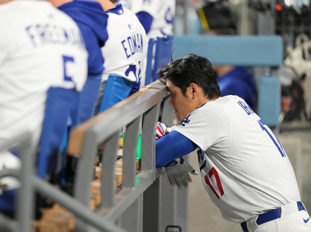 ドジャース対パイレーツ　試合中、ベンチで浮かない表情を見せるドジャース大谷（撮影・菅敏）