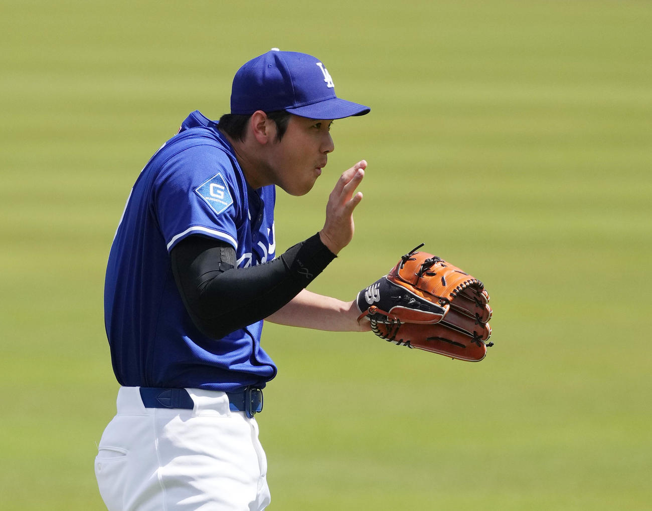 ドジャース対パイレーツ　試合前、キャッチボールで投げたボールがスタンドに入り、驚くドジャース大谷（撮影・菅敏）