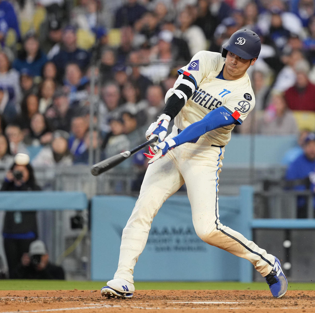 ドジャース対パイレーツ　5回裏ドジャース1死、右翼線に三塁打を放つ大谷（撮影・菅敏）