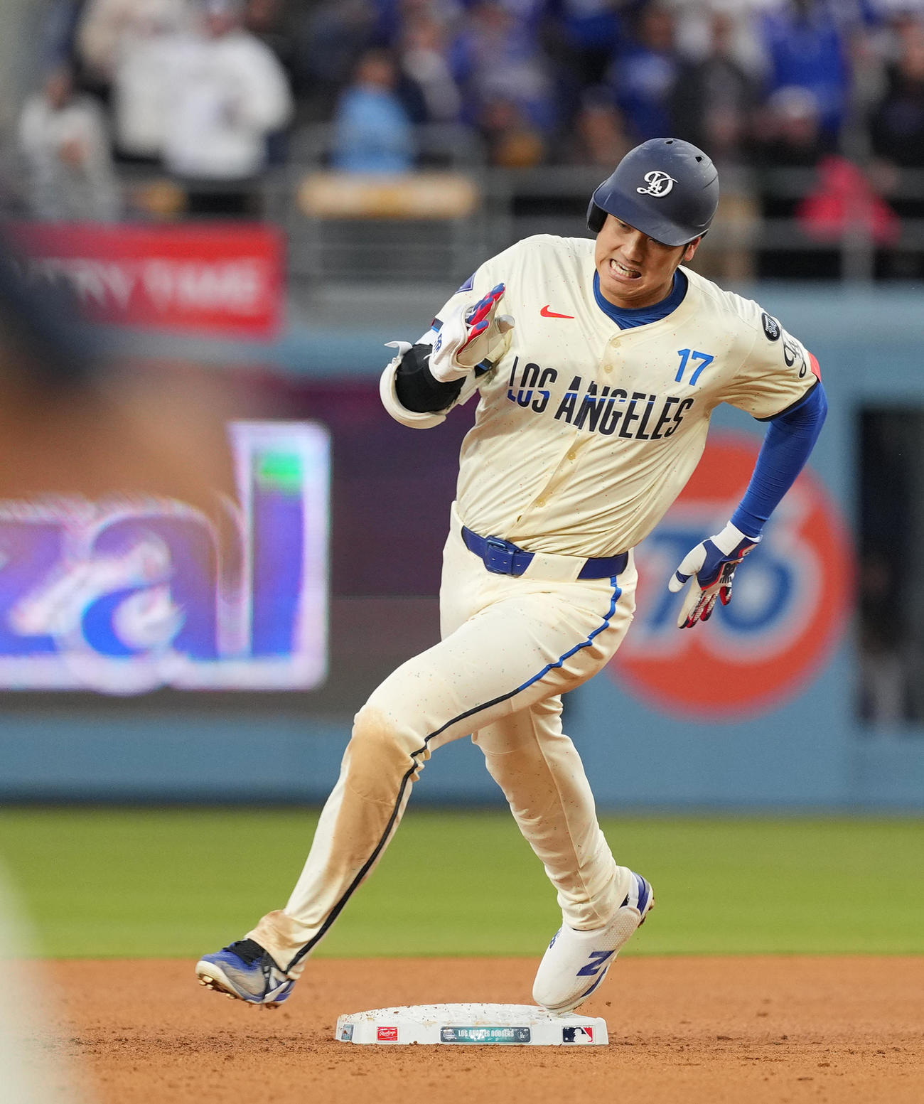 ドジャース対パイレーツ　5回裏ドジャース1死、右翼線に三塁打を放ち、二塁を駆け回る大谷（撮影・菅敏）