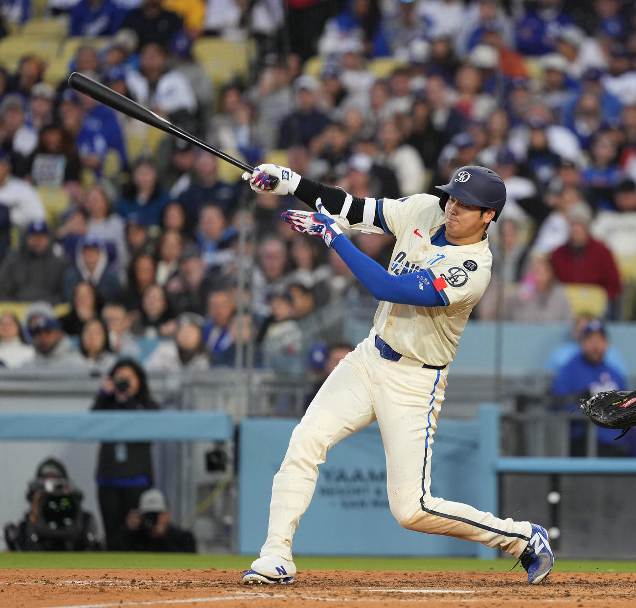 ドジャース対パイレーツ　5回裏ドジャース1死、右翼線に三塁打を放つ大谷（撮影・菅敏）