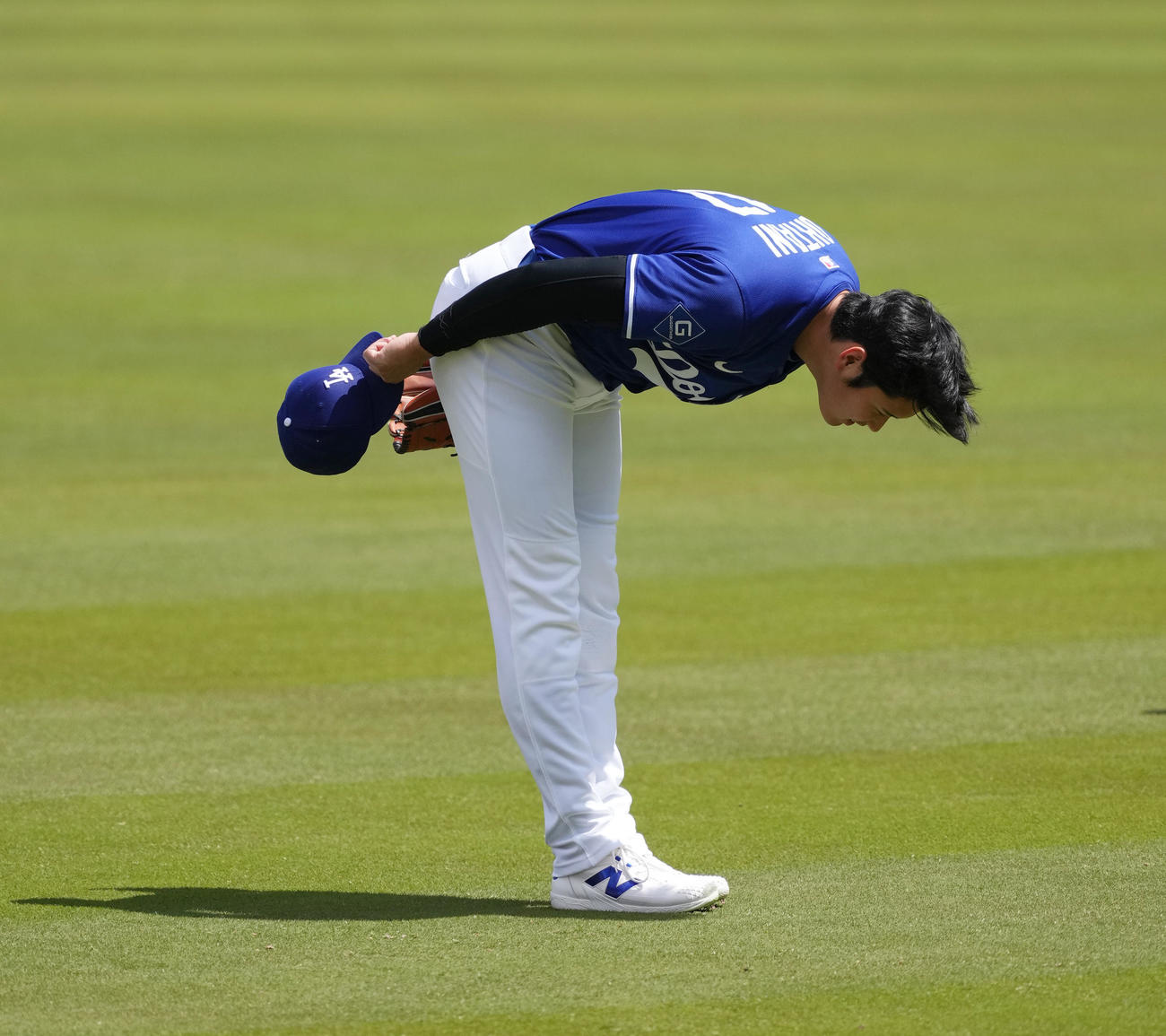 ドジャース対パイレーツ　試合前、キャッチボールで投げたボールがスタンドに入り、頭を下げるドジャース大谷（撮影・菅敏）