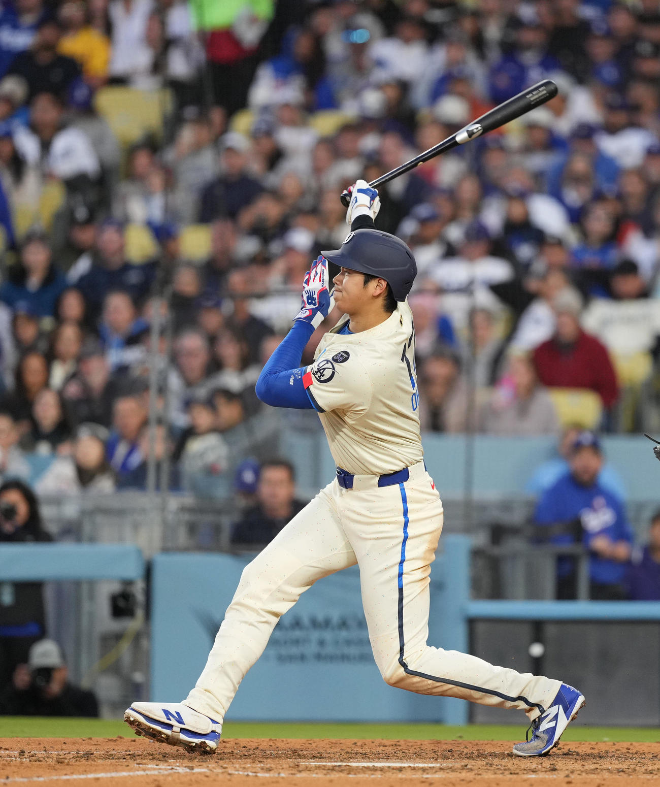 ドジャース対パイレーツ　5回裏ドジャース1死、右翼線に三塁打を放つ大谷（撮影・菅敏）