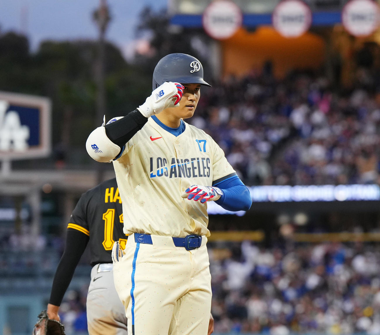 ドジャース対パイレーツ　5回裏ドジャース1死、右翼線に三塁打を放ち、塁上でデコルテポーズをとる大谷（撮影・菅敏）