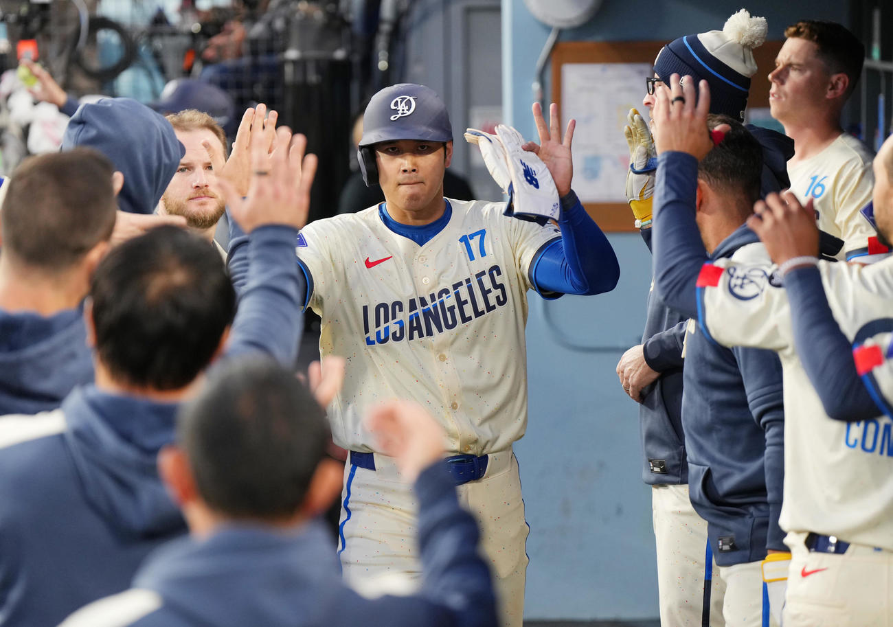 ドジャース対パイレーツ　5回裏ドジャース2死三塁、フリーマンの適時打で三塁から生還し、タッチで迎えられる大谷（撮影・菅敏）