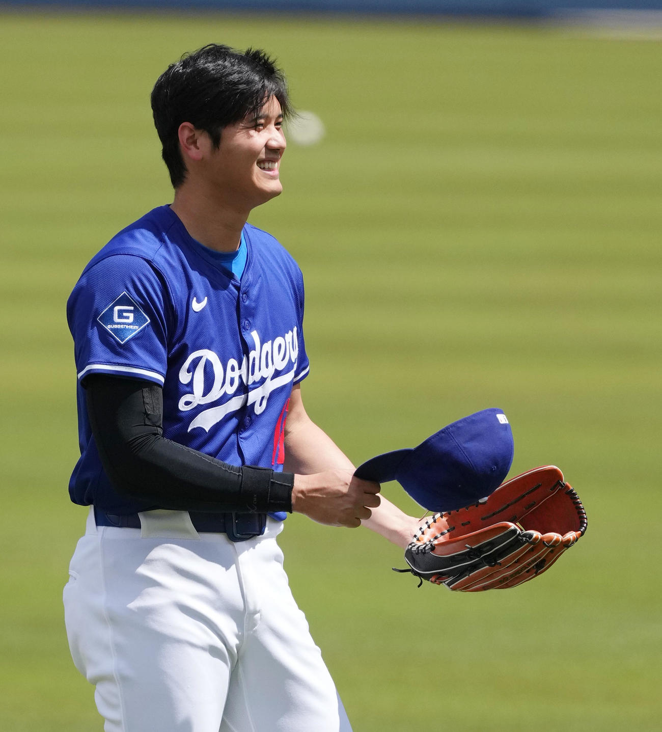 ドジャース対パイレーツ　試合前、笑顔でキャッチボールをするドジャース大谷（撮影・菅敏）