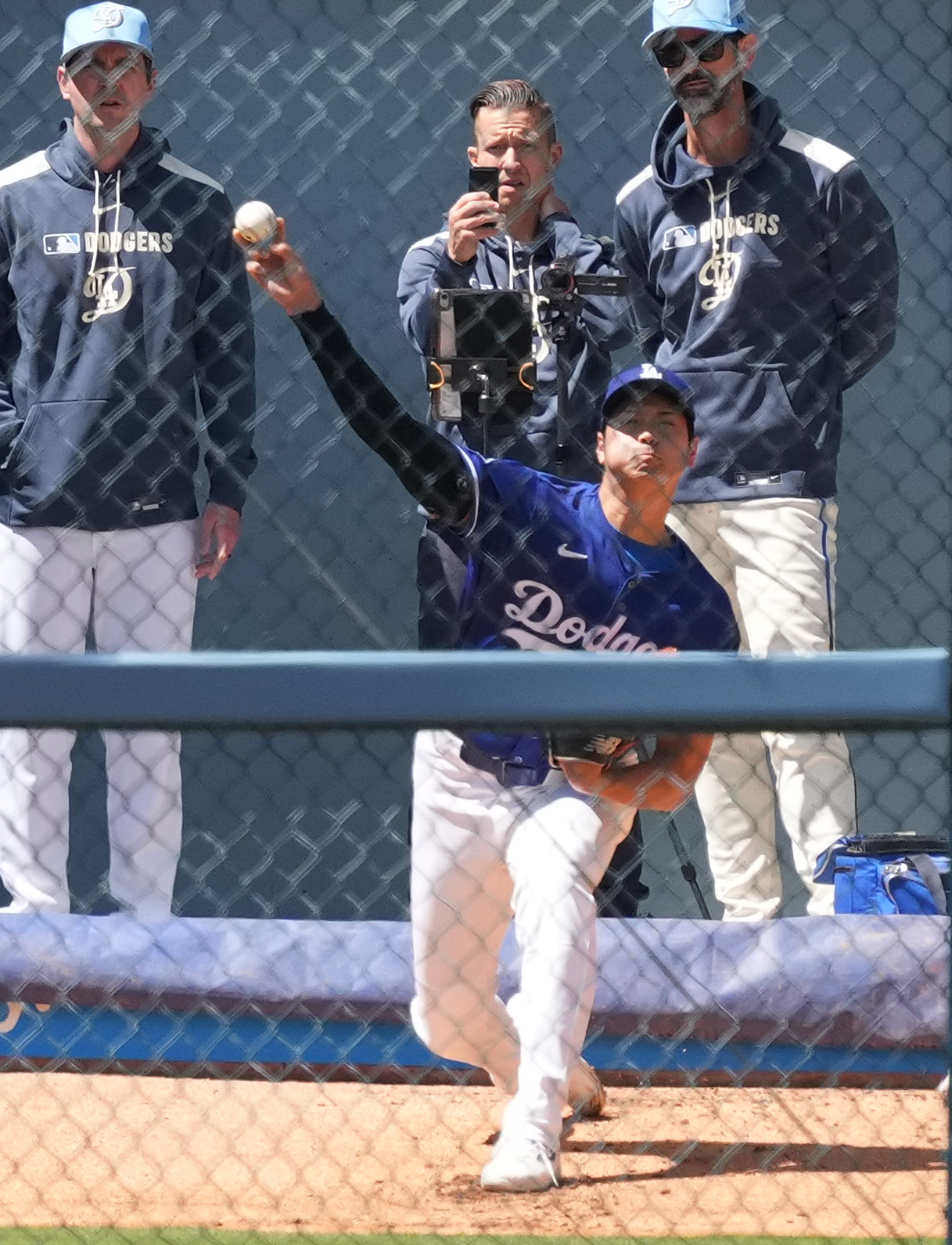 ドジャース対パイレーツ　試合前、ブルペンで投球練習をするドジャース大谷（撮影・菅敏）