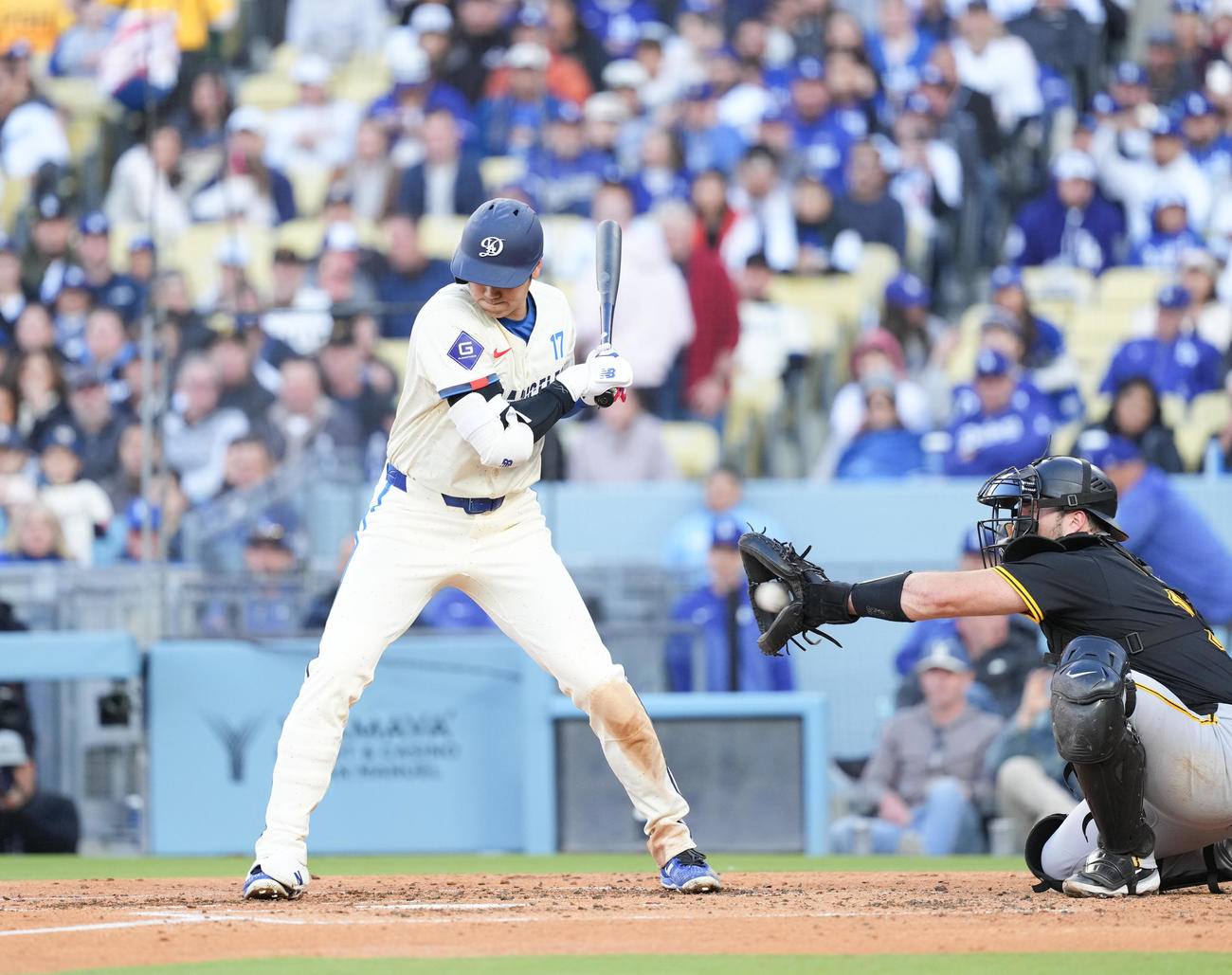 ドジャース対パイレーツ　2回裏ドジャース1死ニ、三塁、見逃しの三振に倒れる大谷（撮影・菅敏）