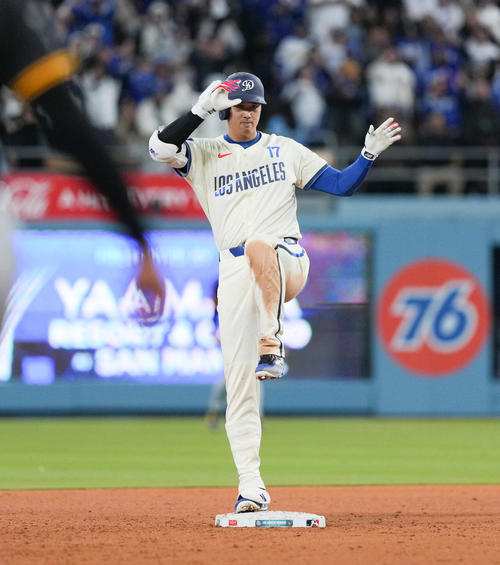 ドジャース対パイレーツ　7回裏ドジャース1死一塁、中適時二塁打を放ち、ポーズをとる大谷（撮影・菅敏）